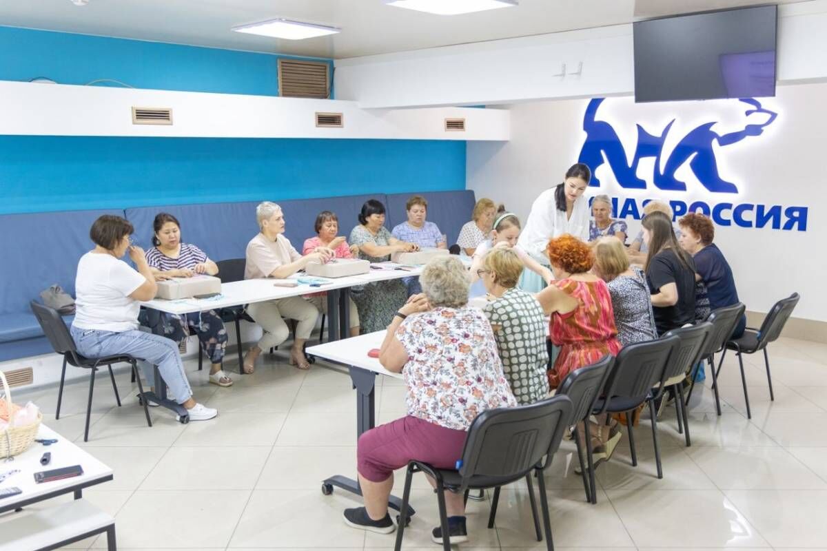 Творческий мастер-класс для старшего поколения прошел в Штабе общественной поддержки