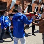 Волонтёры «Молодой Гвардии Единой России» и «Волонтёрской Роты» организуют раздачу воды и работу полевой кухни на трассе М-4 Дон