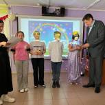 Денис Егоров поздравил ребятишек с праздником