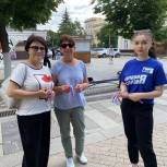 В Пензе молодогвардейцы раздали ленточки триколор