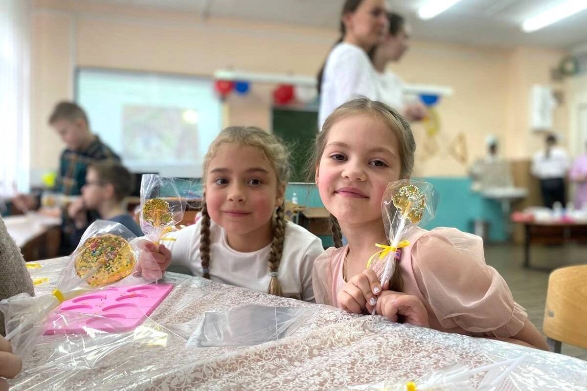 В День защиты детей «Единая Россия» провела мастер-класс по изготовлению леденцов «Мир детства»