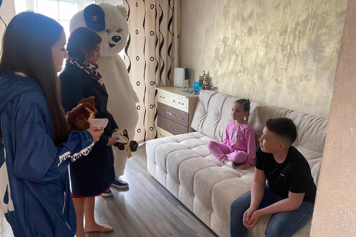 В День защиты детей партийцы поздравили юных членов семей участников СВО