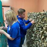 Партийцы Котельников приняли участие в плетении маскировочных сетей для нужд СВО