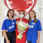 Молодогвардейцы поздравили медицинских работников с профессиональным праздником