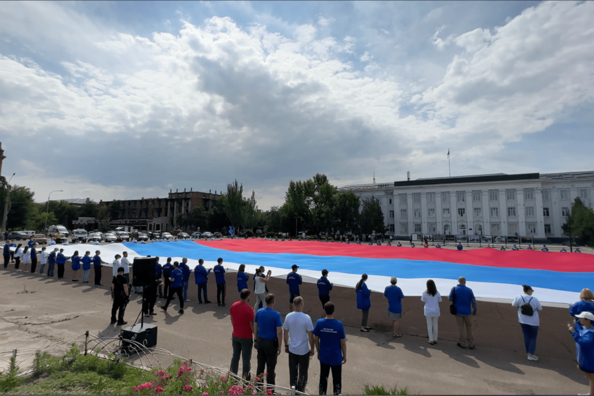 В годовщину освобождения Северодонецка волонтёры МГЕР и «Волонтёрской Роты»  развернули в городе самый большой российский флаг