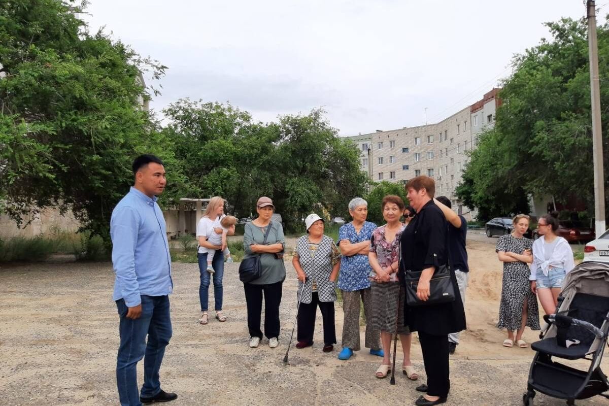 Очир Халгаев провел встречу с жителями 6 микрорайона