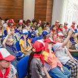 Депутаты Мособлдумы Дмитрий Голубков и Лариса Лазутина встретились с воспитанниками летнего лагеря в Одинцово