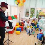 Единороссы организовали праздник для пациентов детского онкологического отделения в Петербурге