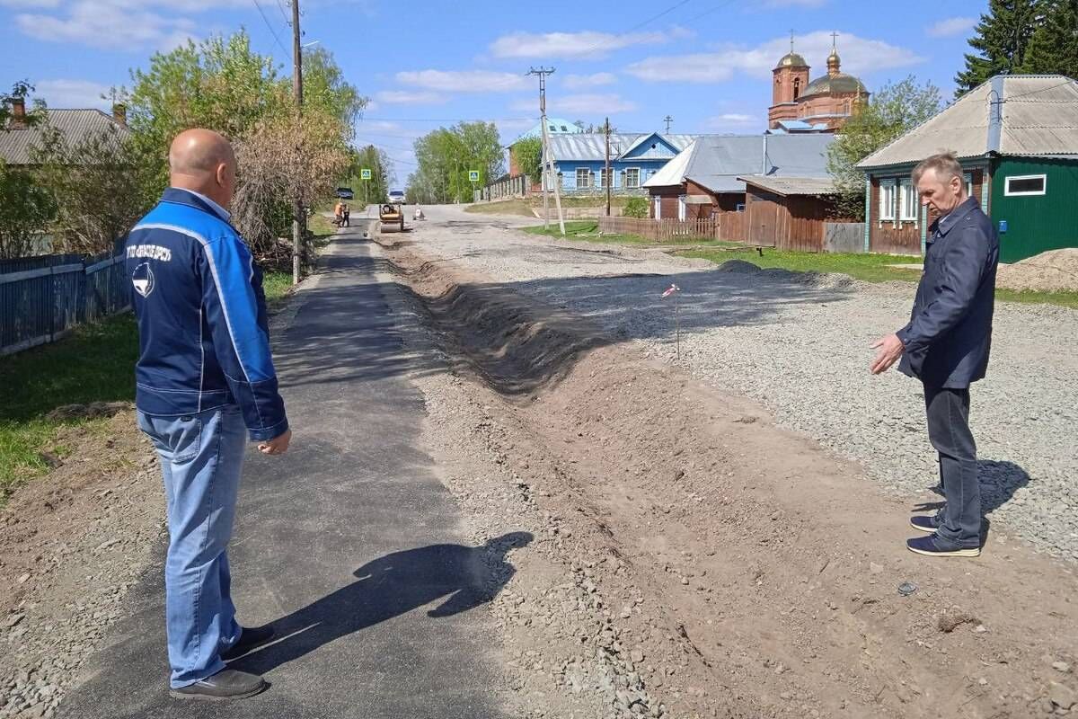 Партийный десант проверил состояние ремонта дороги в с.Мельниково Шегарского района