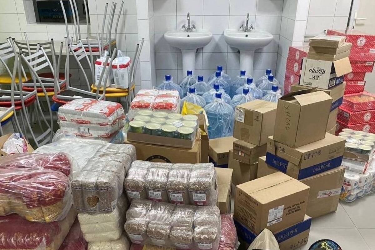 Партийцы продолжают помогать шебекинцам в пунктах временного размещения
