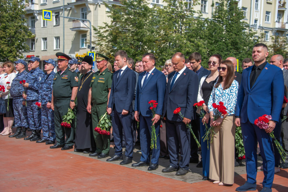 Ребенок возлагает цветы к вечному огню рисунок