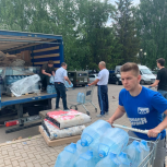 Постельные принадлежности, вода, продукты: «Единая Россия» помогает эвакуированным жителям Белгородской области