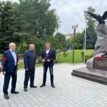 Партийцы Котельников возложили цветы к памятнику войнам интернационалистам