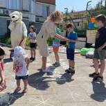 В Москве активисты «Единой России» организовали для детей с ОВЗ летний праздник