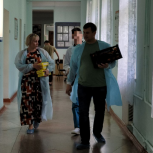 В ЕАО «Единая Россия» передала продукты и воду участникам СВО, проходящим лечение в военном госпитале