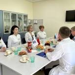 «Единая Россия» Ленинского округа встретилась с врачами Видновской больницы в День медика