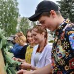 Жители Зубовой Поляны сплели маскировочные сети для участников специальной военной операции