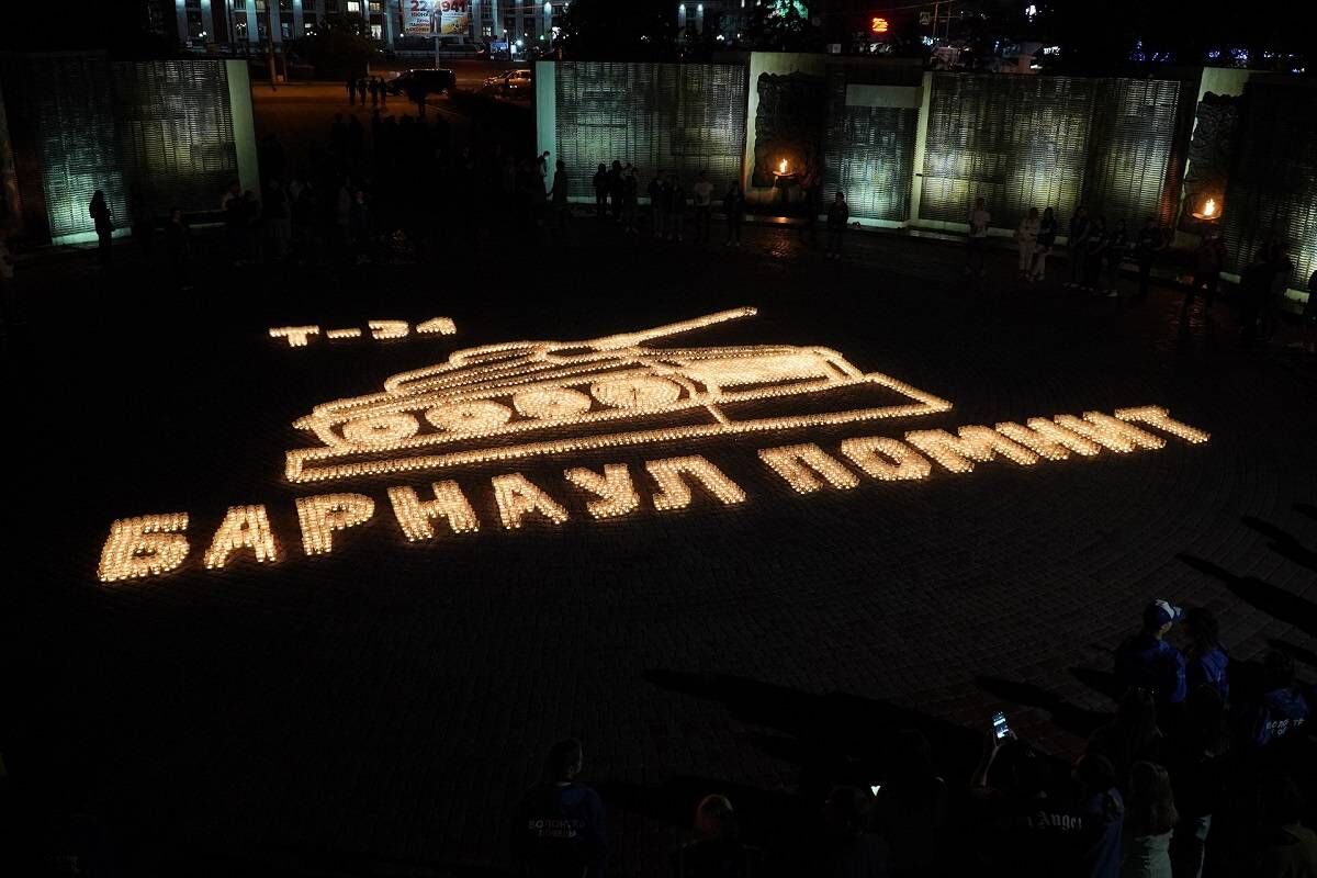 «Единая Россия» и «Волонтеры Победы» зажгли в Барнауле огненную картину войны