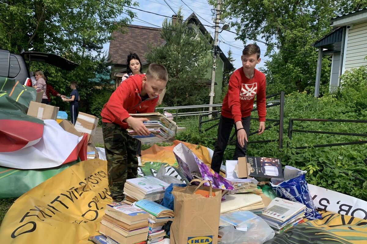 Уже более двух тонн макулатуры сдали Дмитровские партийцы и гвардейцы в рамках акции «V единстве Zа победу»