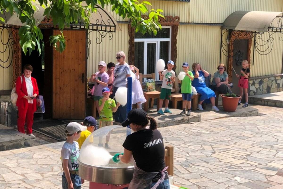 В Сатке с Днем защиты детей поздравили замещающие семьи