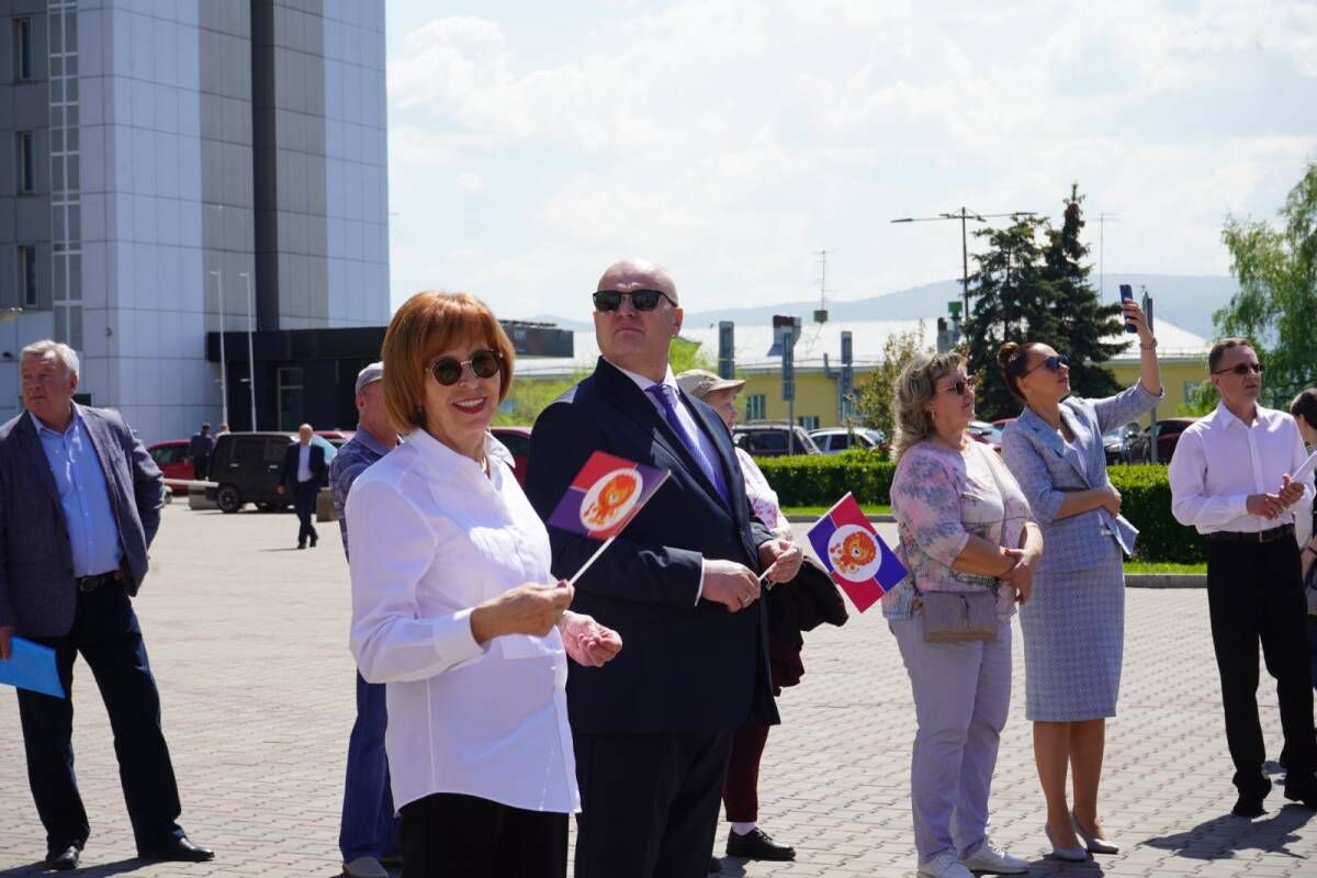 В честь празднования Дня защиты детей в Красноярске подняли Флаг Детства |  01.06.2023 | Красноярск - БезФормата