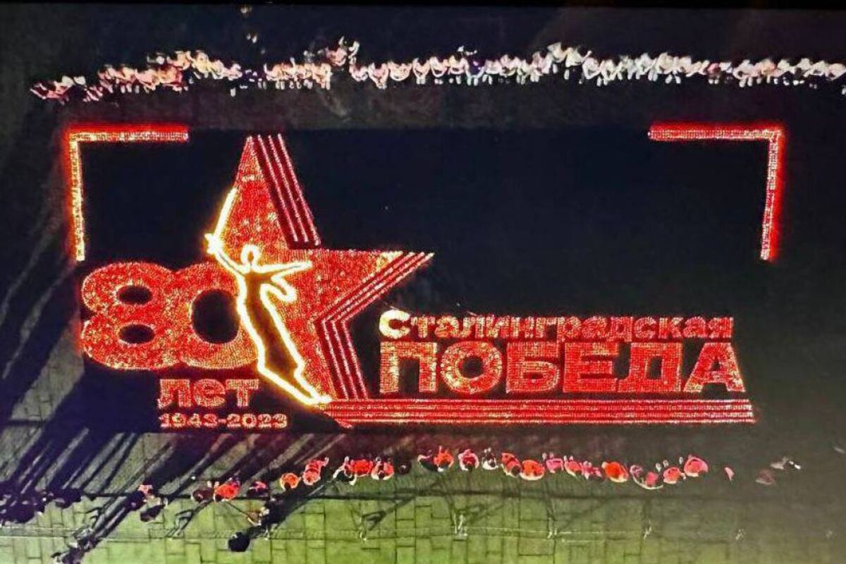 В Волгограде зажгли огненную картину войны из более чем 15 тысяч свечей