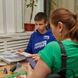 «Молодая Гвардия Единой России» помогает жителям ЛНР оформить полисы ОМС