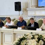Депутаты «Единой России» в парламенте Петербурга предложили меры по освобождению дворов жилых домов от постороннего транспорта