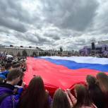 Пермяки развернули гигантский флаг России
