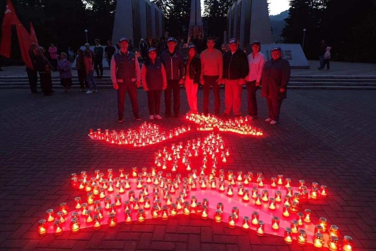 Сотни свечей зажгли в Горно-Алтайске в День памяти и скорби