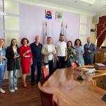Секретарь Петропавловск-Камчатского местного отделения «Единой России» Дмитрий Тимофеев вручил партбилеты новым членам Партии