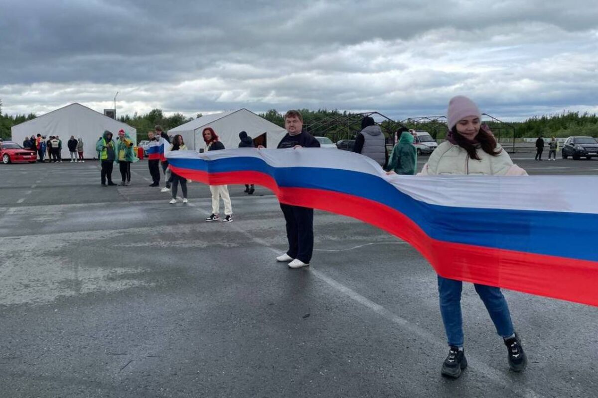 Автопробеги, раздача триколоров и поднятие флага: «Единая Россия» провела  праздничные акции в СЗФО, Поволжье и на Урале