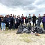 В Мурманской области активисты «Единой России» очистили от мусора берег Туломы