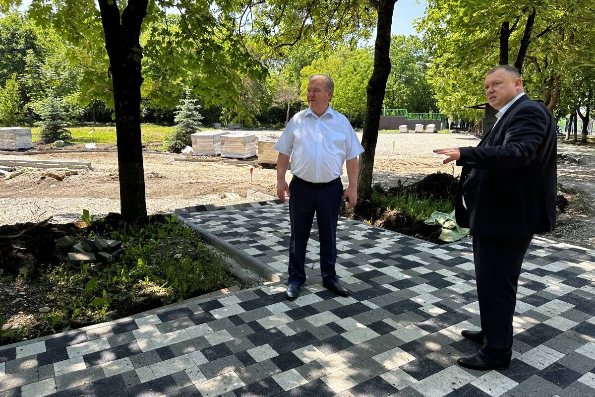 Партийный десант проверил ход ремонтных работ в Предгорном и Красногвардейском округах
