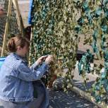 «Единая Россия» продолжает организовывать в регионах плетение маскировочных сетей для участников СВО