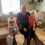 Единороссы Каспийска посетили ребенка с ОВЗ в День защиты детей