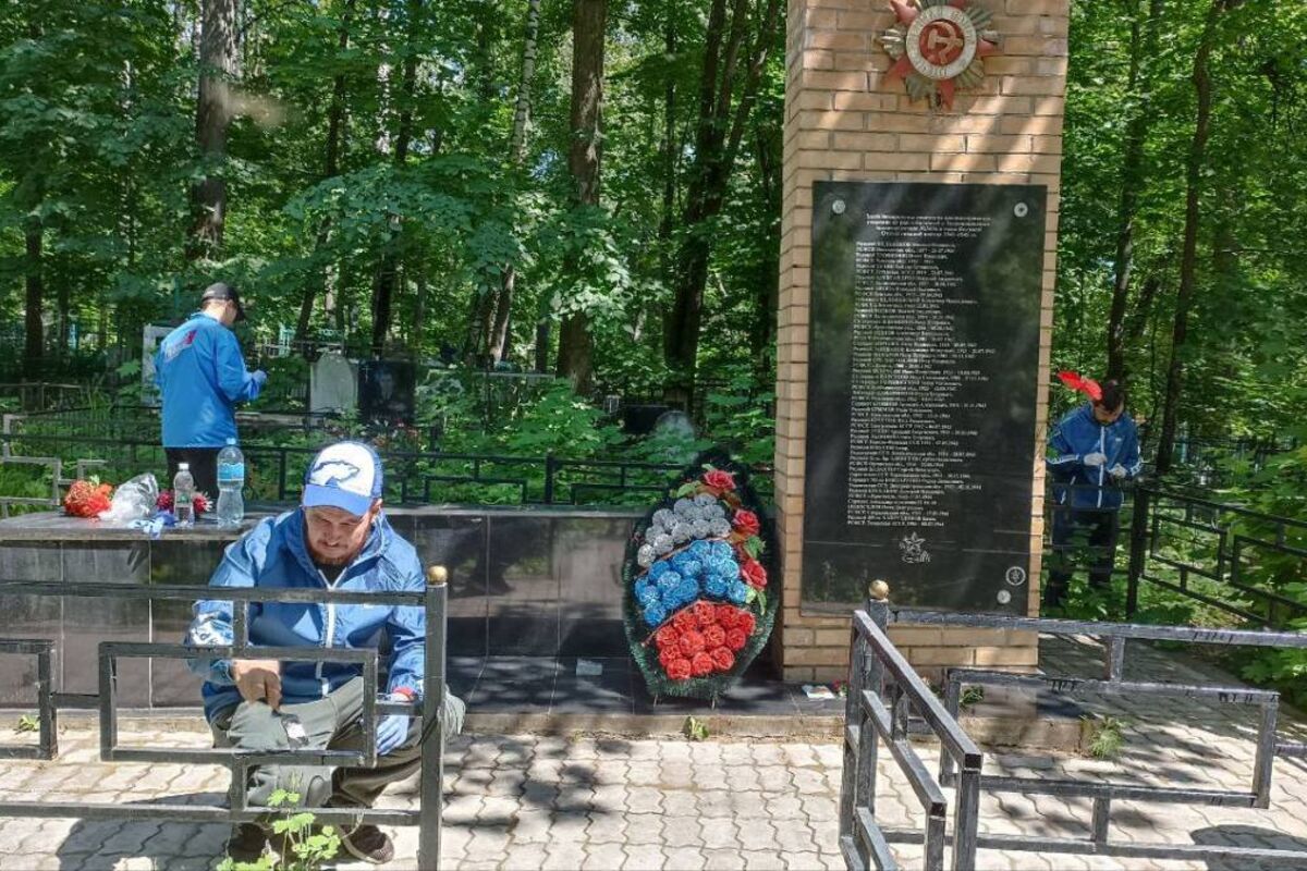 В Зеленодольске члены партии «Единая Россия» и активисты МГЕР провели ежегодную уборку воинских захоронений