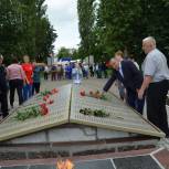 Единороссы Черемисиновского района отметили День памяти советских воинов