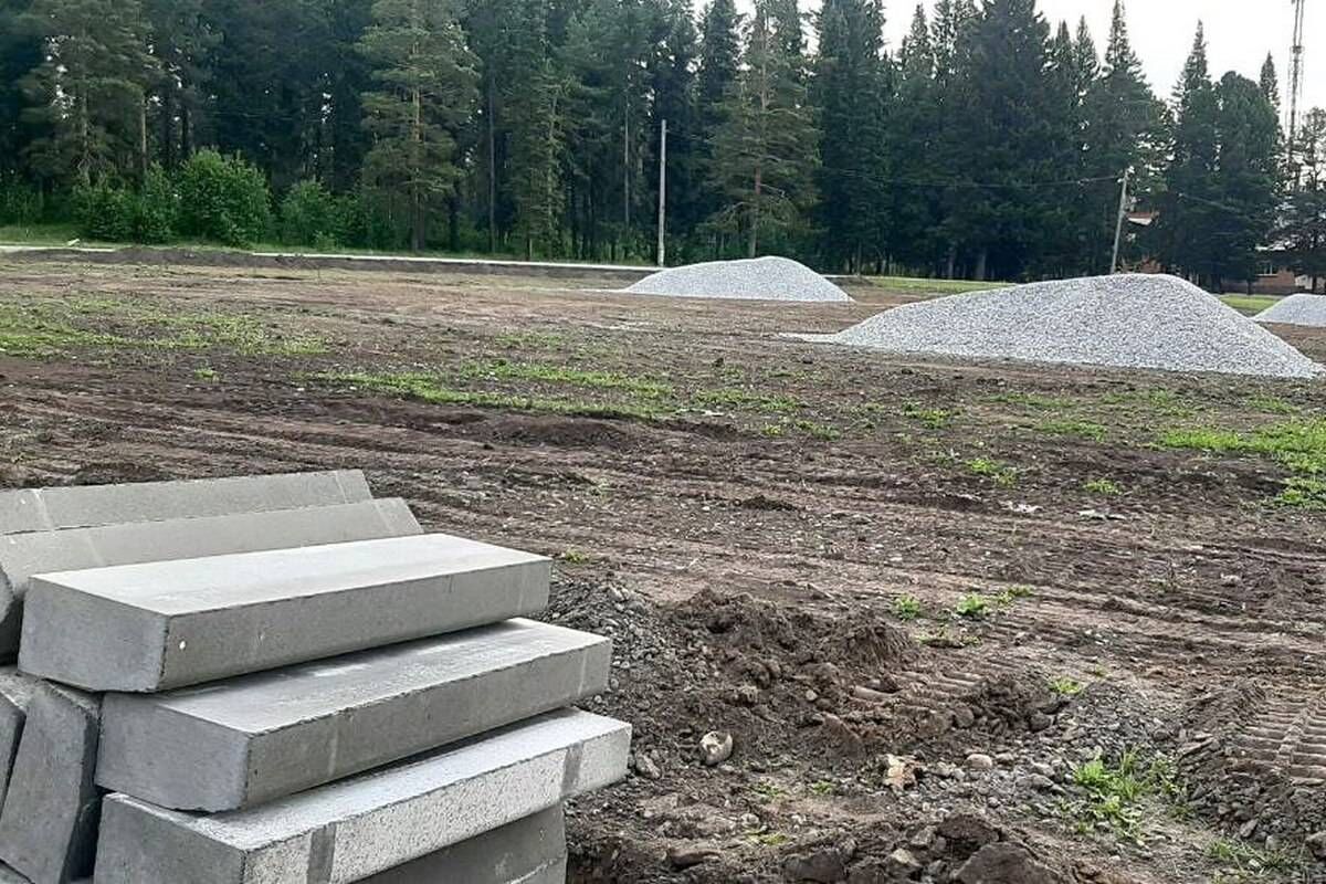 Партийный десант проверил ход работ по благоустройству Базарной площади в Кривошеино
