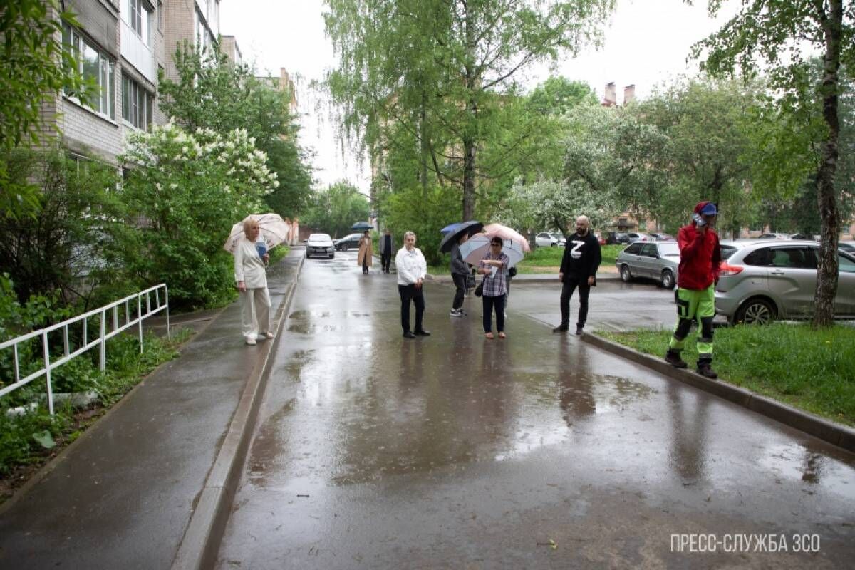 Дождь не помешал жителям Заречья присоединиться к плановому осмотру дворов, находящихся на гарантийном обслуживании