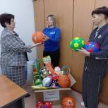 Беловские единороссы собрали игрушки для детей Горловки
