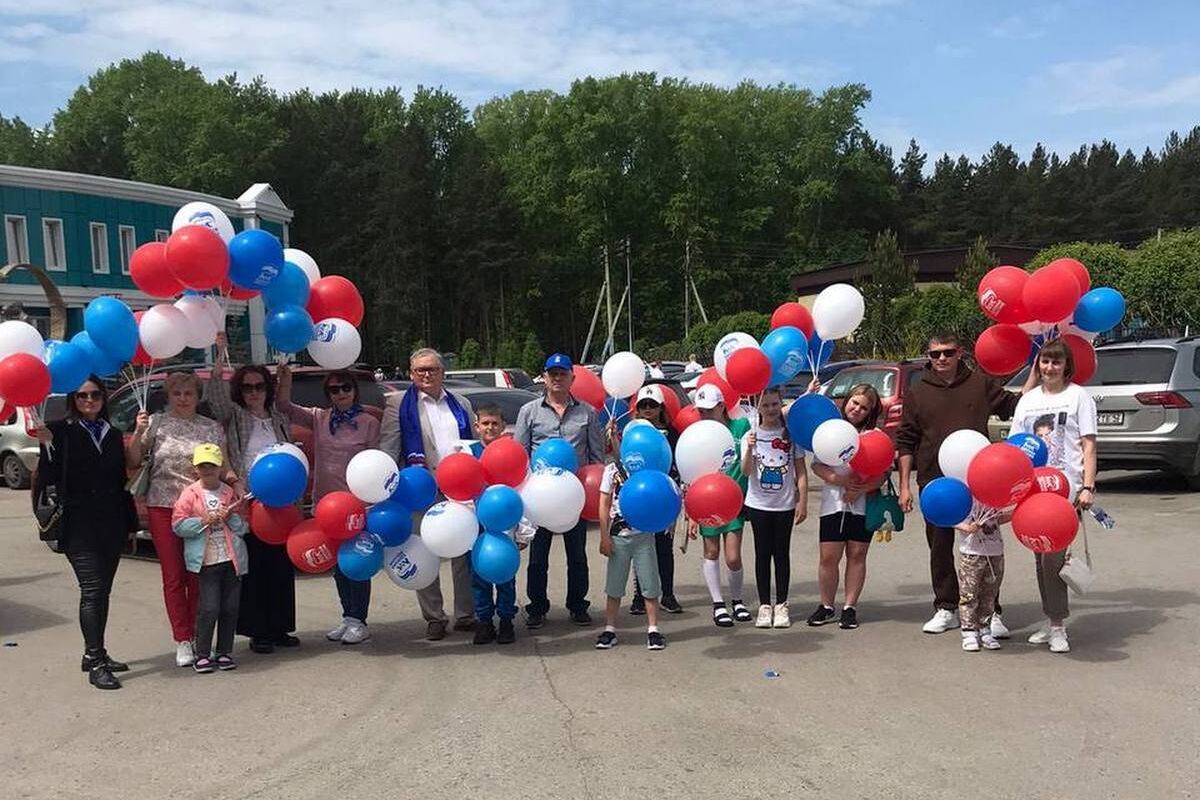 В Прокопьевске единороссы поздравили детей