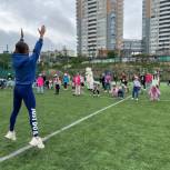 Зарядку на пришкольном стадионе во Владивостоке посвятили Дню защиты детей