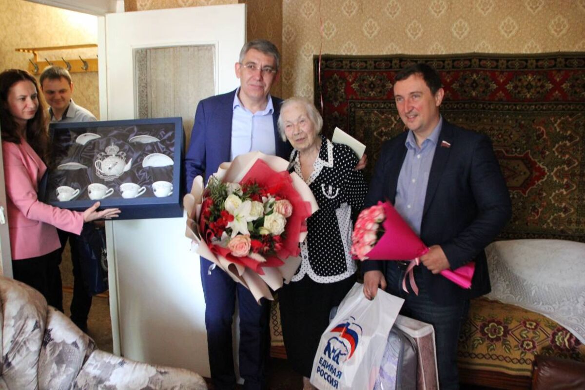 Тульские единороссы поздравили со 100-летием ветерана из Пролетарского округа