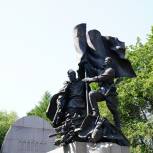 В канун Дня памяти и скорби единороссы запада Москвы почтили память погибших воинов на Поклонной горе