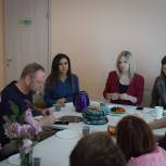 Активисты «Женского движения Единой России» поздравили с профессиональным праздником социальных работников Петербурга
