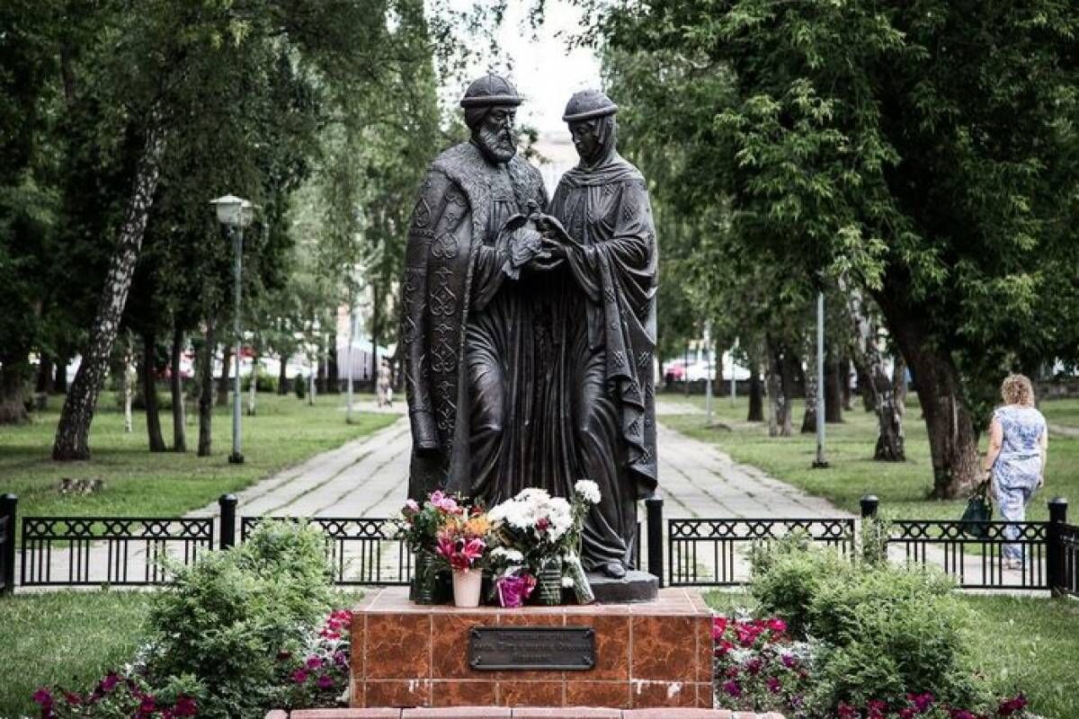 Петр и Феврония Пермь. Памятники Петру и Февронии в городах России. Памятник Петру и Февронии Урай. Памятник Петру и Февронии в Калуге.