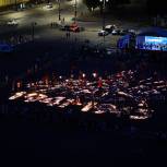 Десятки тысяч свечей в память о войне: Дворцовая площадь в ночь на 22 июня зажглась «Огненными картинами»