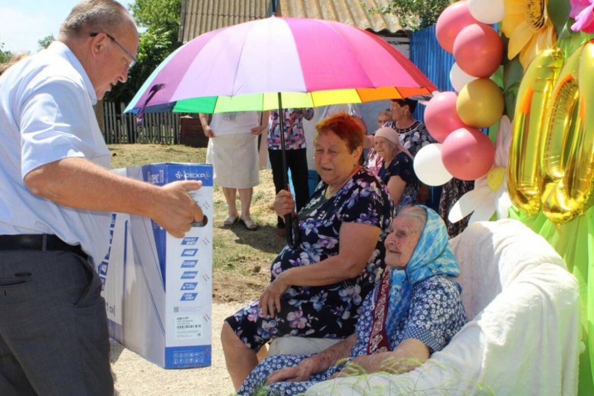 Иван Бабошкин поздравил ветерана из Ершовского района со 100-летием