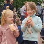 В День защиты детей единороссы Крылатского угостили более 500 детей мороженым